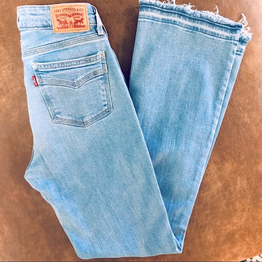 NWOT frayed bootcut Levi’s